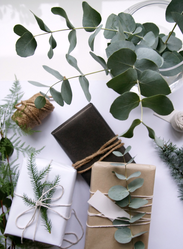3_simple_ways_to_wrap_a_Christmas_present